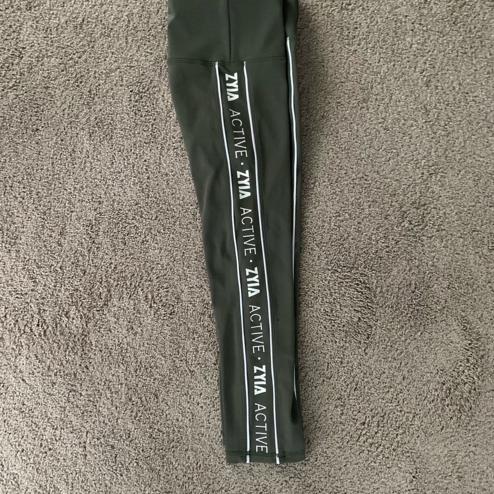 Zyia olive light n tight logo Capri 6-8